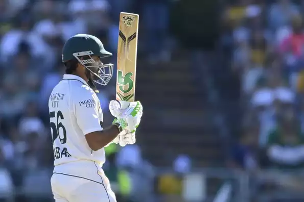babar-azam-opening-the-battin